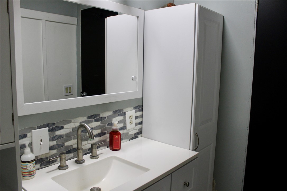 6863 Baldwin Road Aurelius, NY 13034 - Photo 15 of 15 2nd bathroom