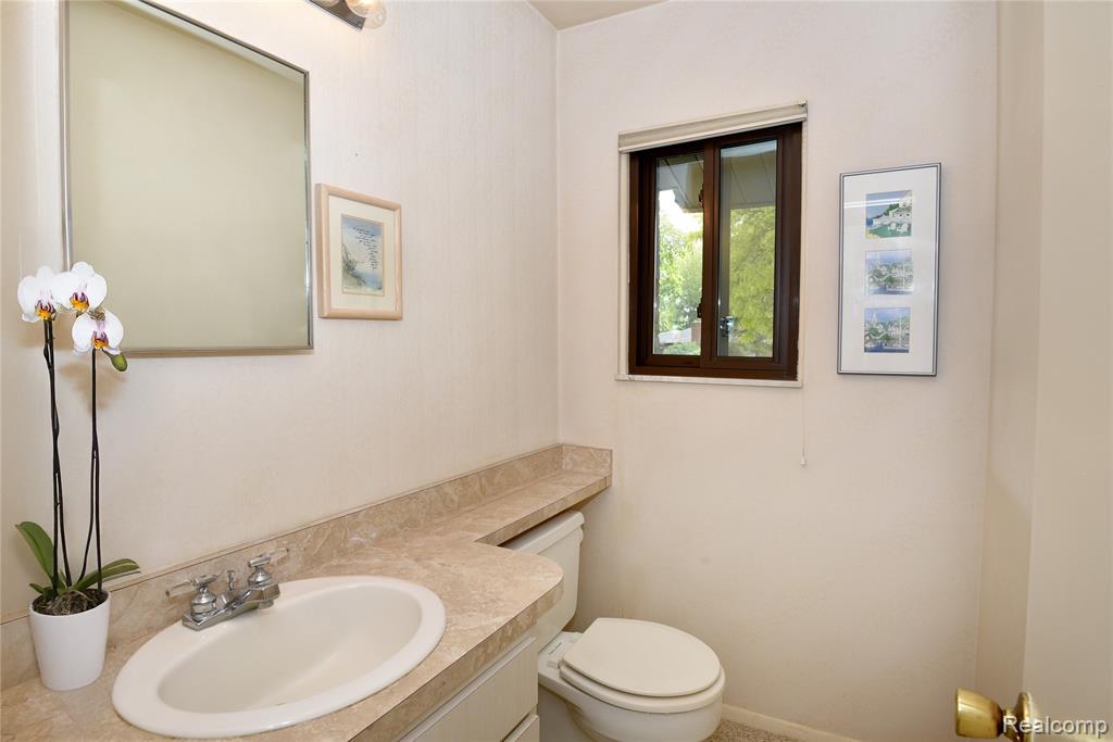 2268 Devonshire Road Bloomfield Hills, MI 48302 - Photo 15 of 38