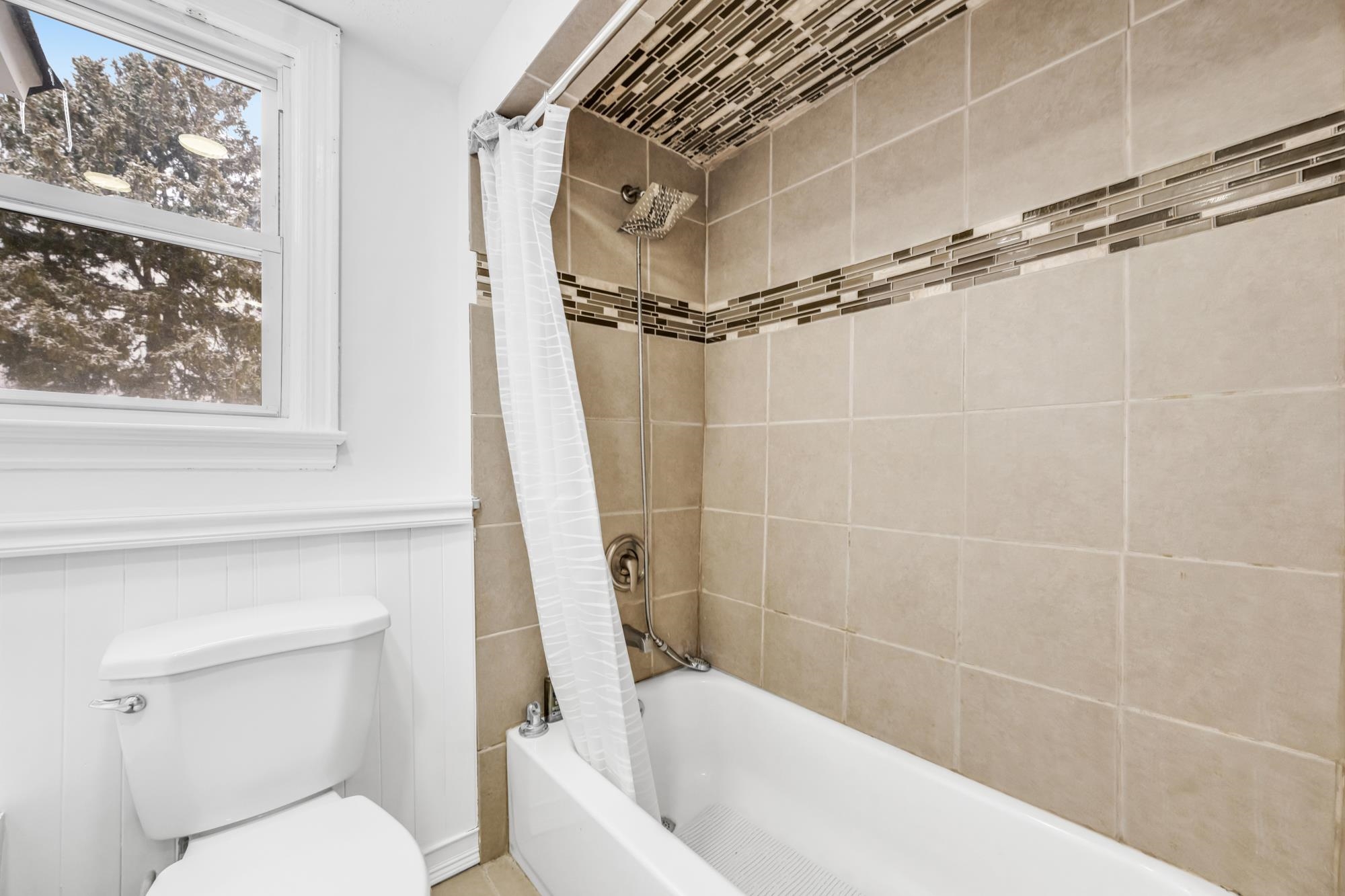 284 MacArthur Avenue, Unit 2 Garfield, NJ 07026 - Photo 11 of 19 a bathroom with a toilet and a bathtub