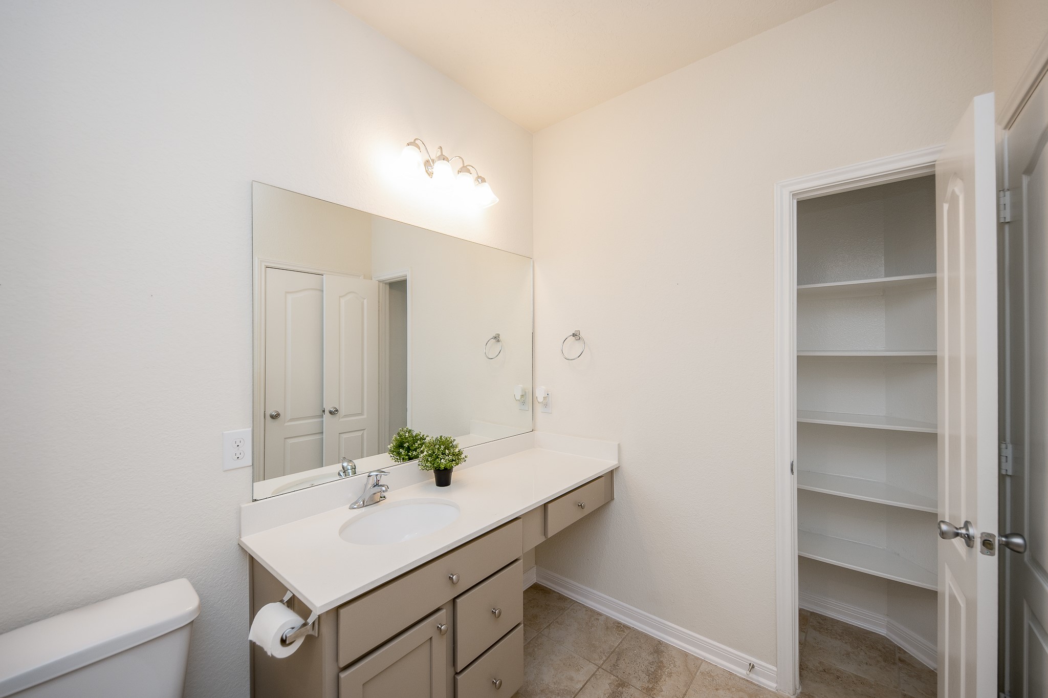 4614 Westgreen Ridge Road Katy, TX 77449 - Photo 19 of 28 Second bathroom