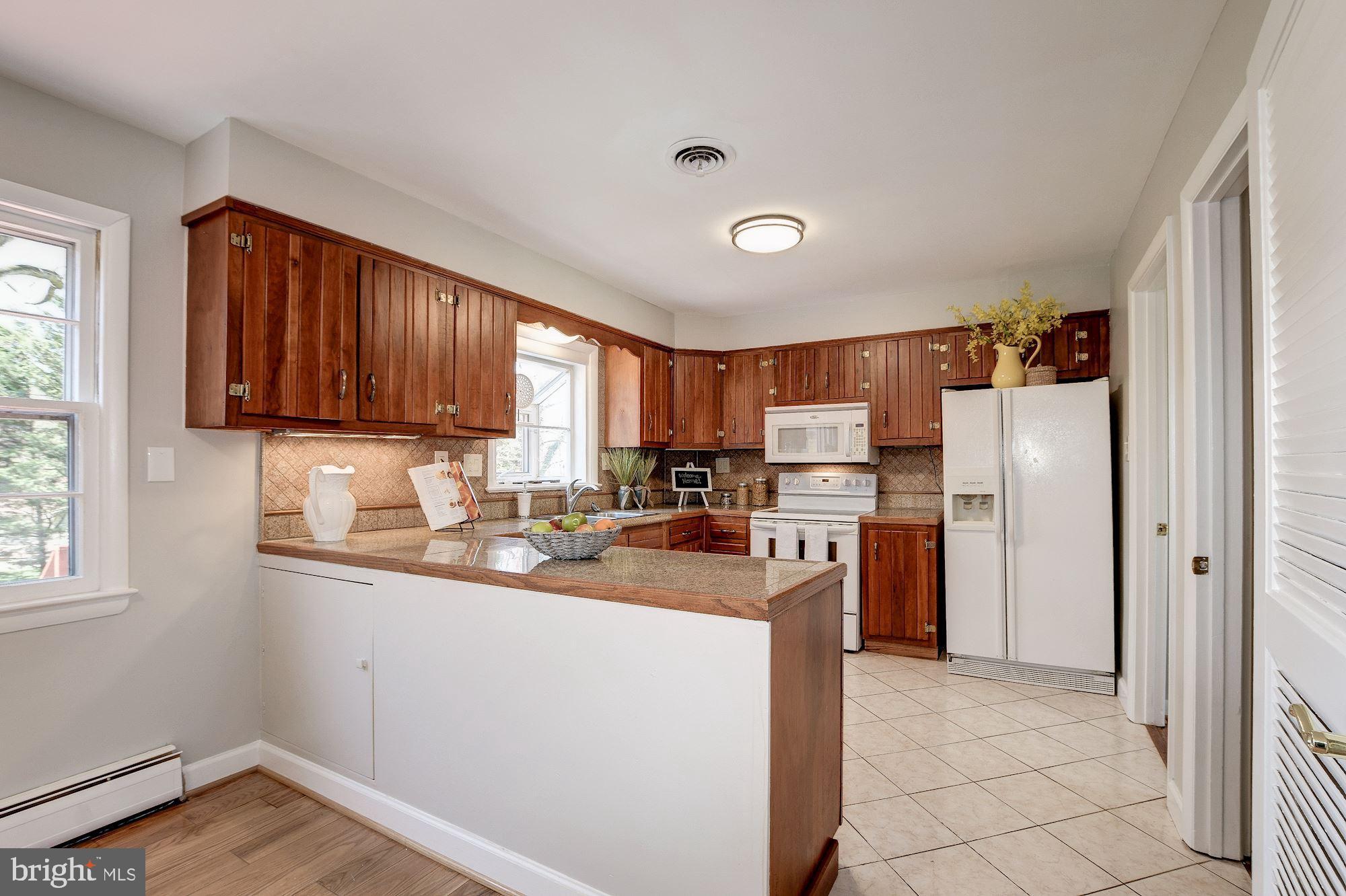 17208 Pinebrook Drive Silver Spring, MD 20905 - Photo 27 of 66 Convenient Breakfast Bar!