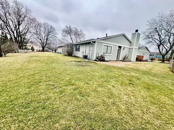 $2,350 | 2658 Sumac Street, Woodridge, IL 60517