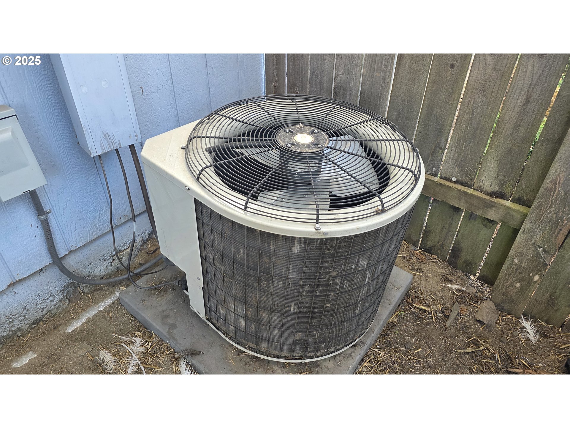 676 58th Street Springfield, OR 97478 - Photo 30 of 30 a picture of a fireplace in a bathroom