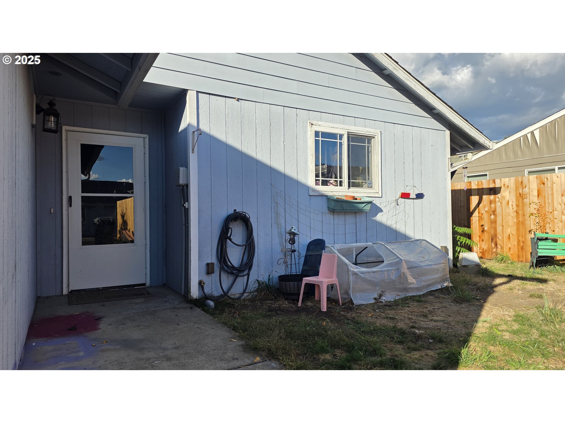 676 58th Street Springfield, OR 97478 - Photo 3 of 30 a house view with a garden space