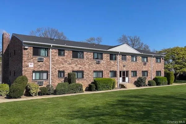 $3,150 | 21 Brentwood Road, Unit 2, Bay Shore, NY 11706