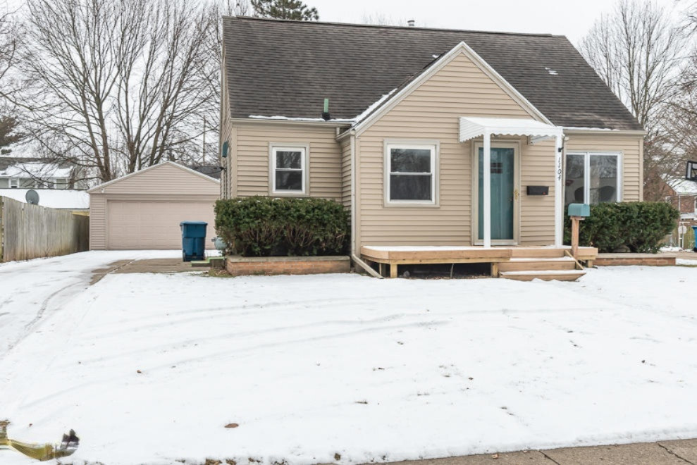 1104 Miller Road Kalamazoo, MI 49001 - Photo 1 of 31 DSC_0303