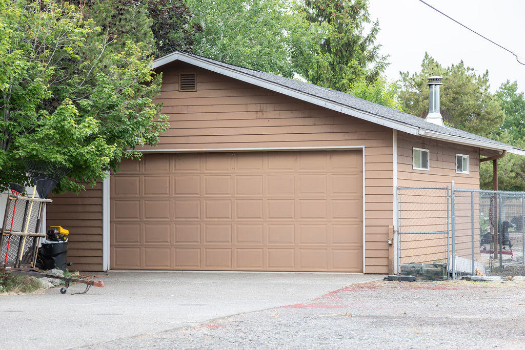 61860 Pettigrew Road Bend, OR 97702 - Photo 23 of 27 Detached double car garage