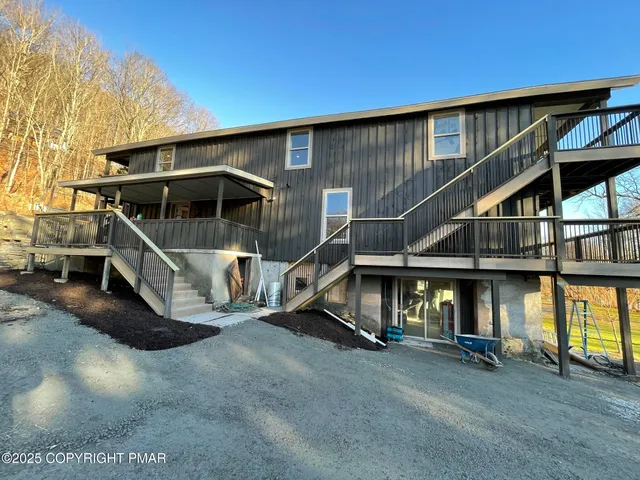 a view of a back yard