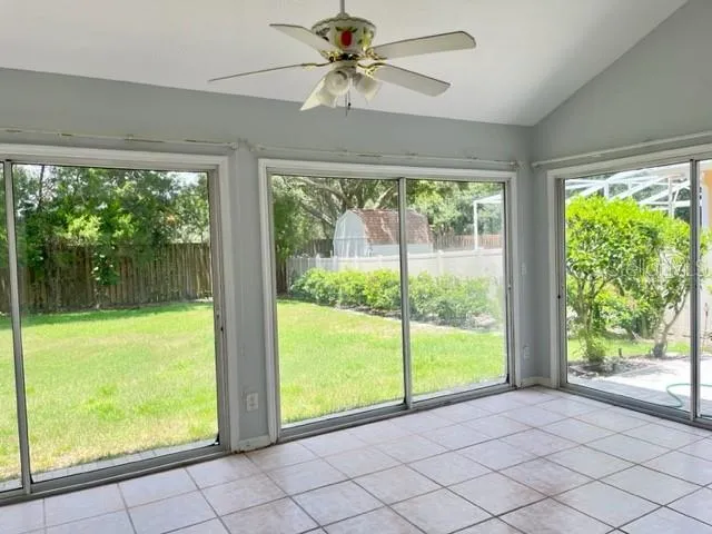 a view of a backyard