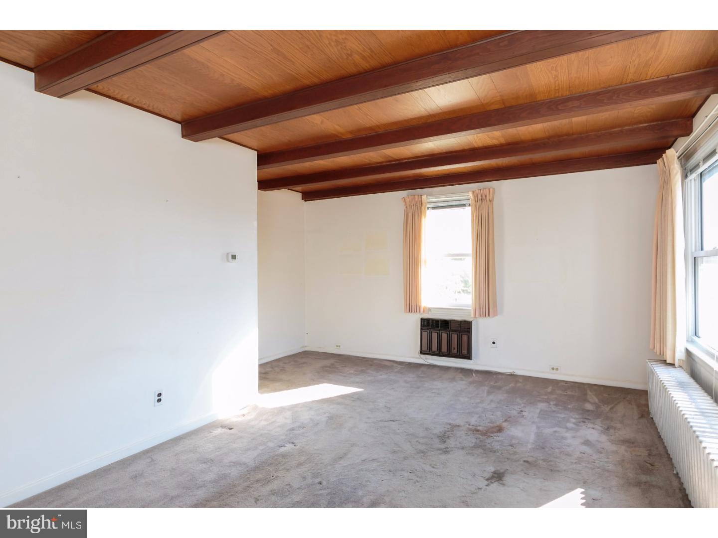 733 North Forklanding Road Maple Shade, NJ 08052 - Photo 5 of 25 Living Room