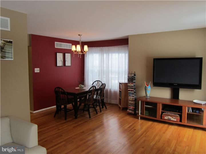 80 Trafalgar Road Doylestown, PA 18901 - Photo 4 of 24 Living Room