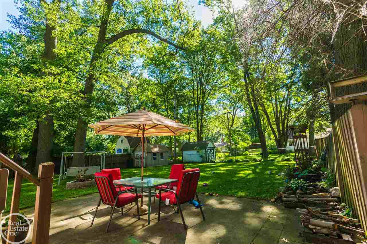 3276 Riverside Drive Port Huron, MI 48060 - Photo 3 of 60