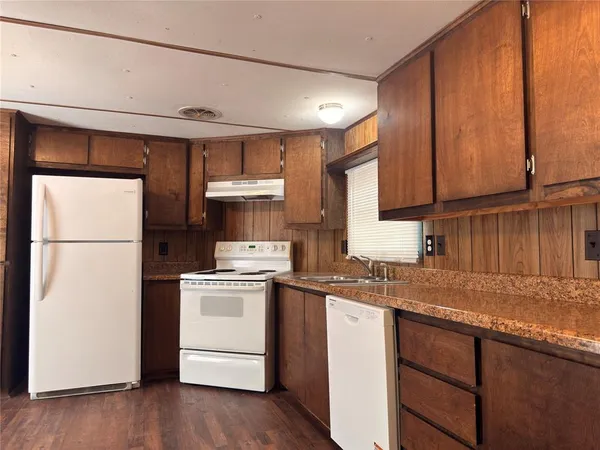 $1,200 | 1300 Red Hawk Bay Drive, West Tawakoni, TX 75474
