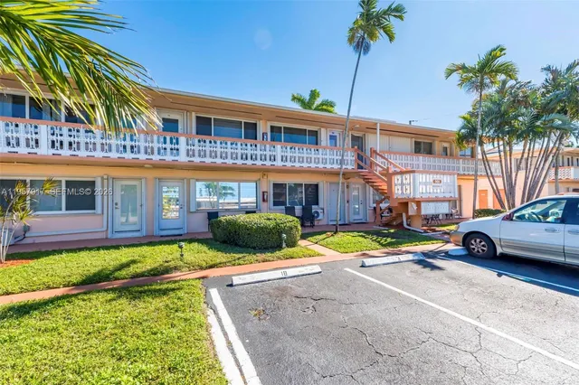 $125,000 | 901 Southwest 11th Avenue, Unit 17H, Hallandale Beach, FL 33009