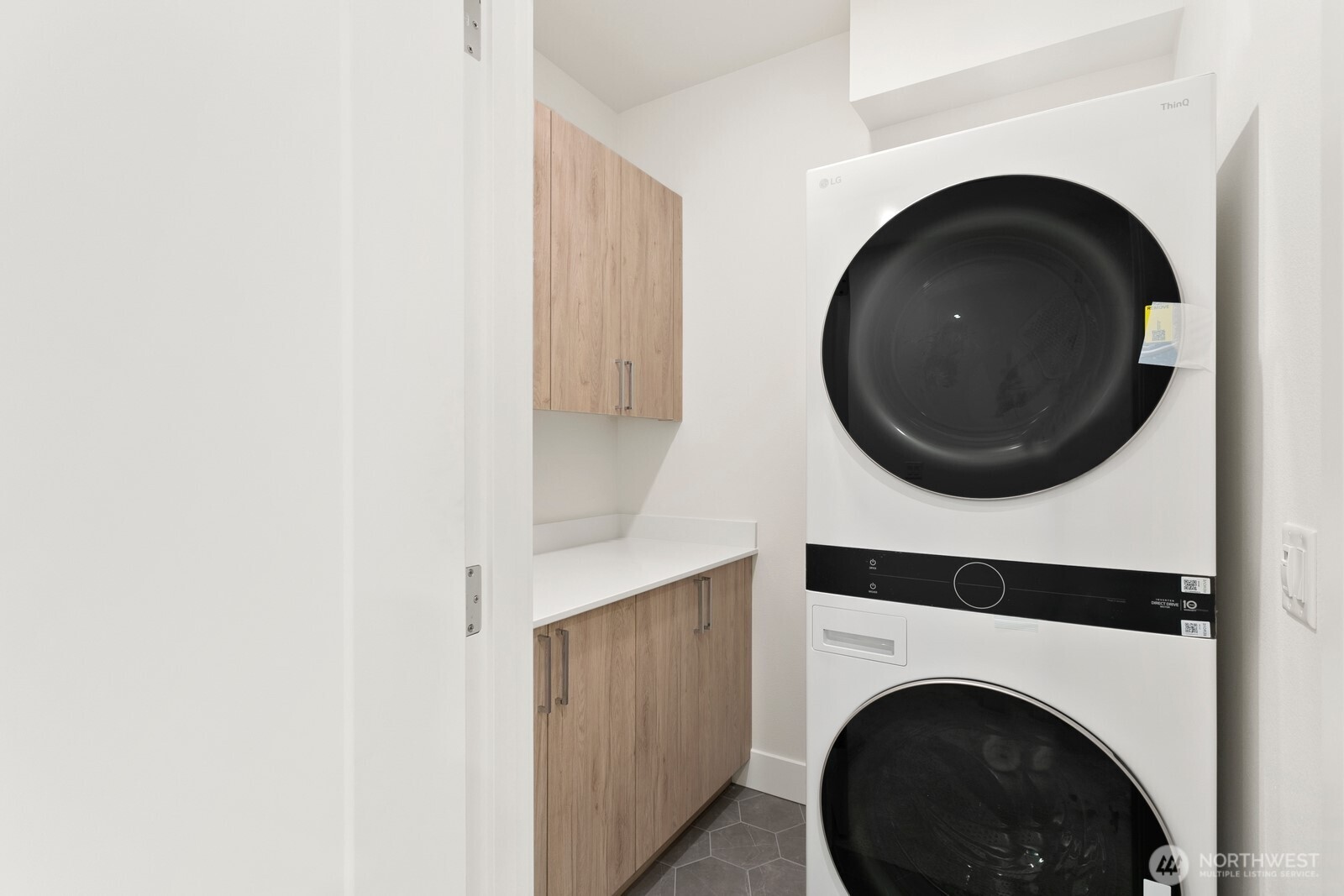 117 Wells Avenue South, Unit B Renton, WA 98057 - Photo 16 of 26 a living room with a washer and dryer