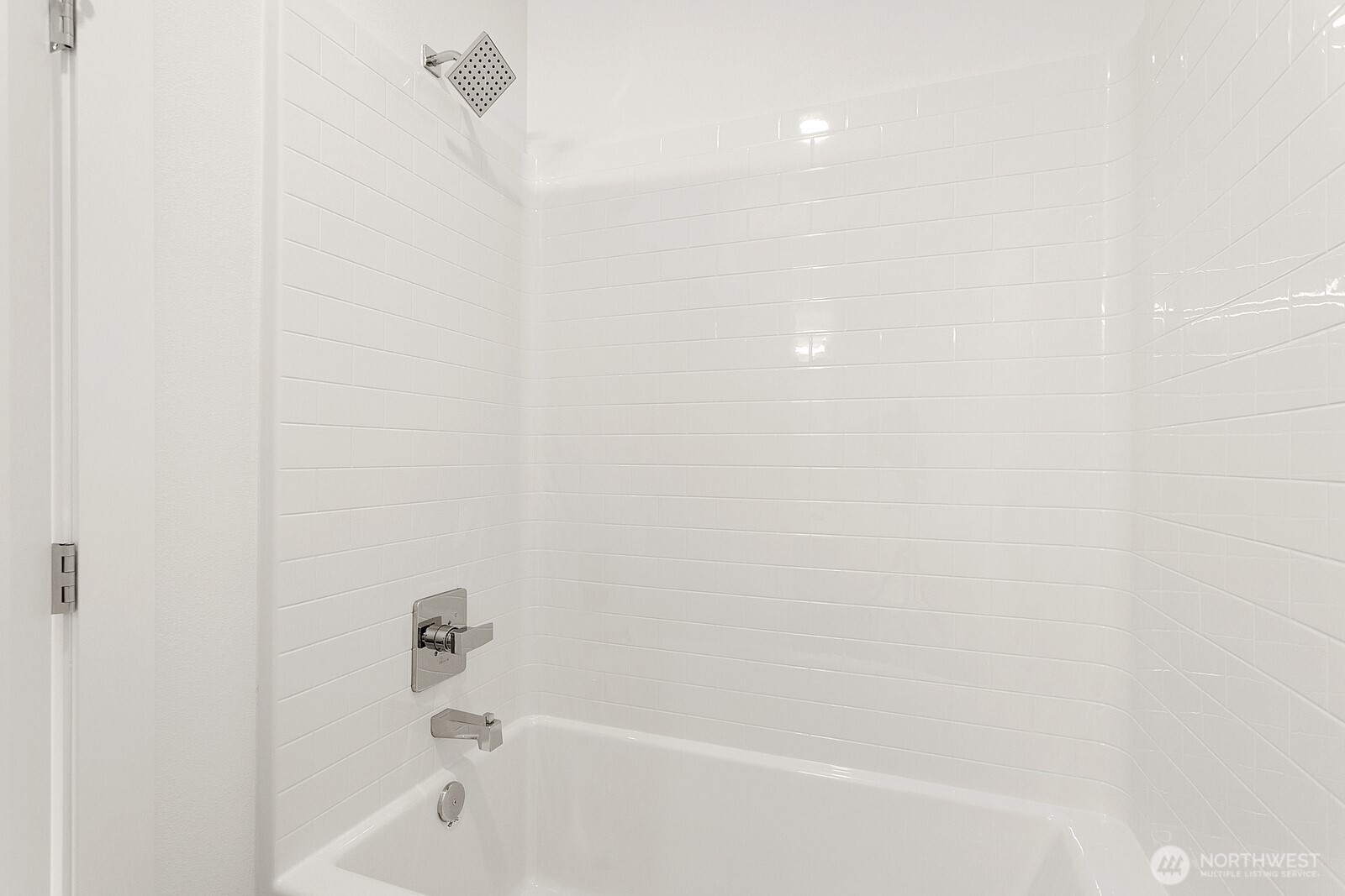 117 Wells Avenue South, Unit B Renton, WA 98057 - Photo 20 of 26 a bathroom with a bathtub