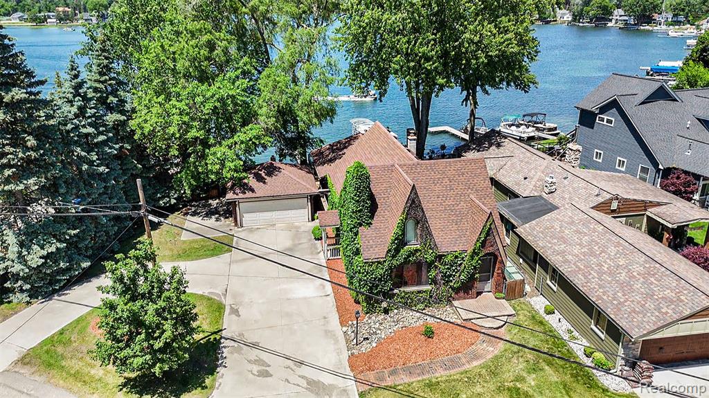 2058 South Long Lake Road Fenton, MI 48430 - Photo 2 of 26 Gallery Image 2