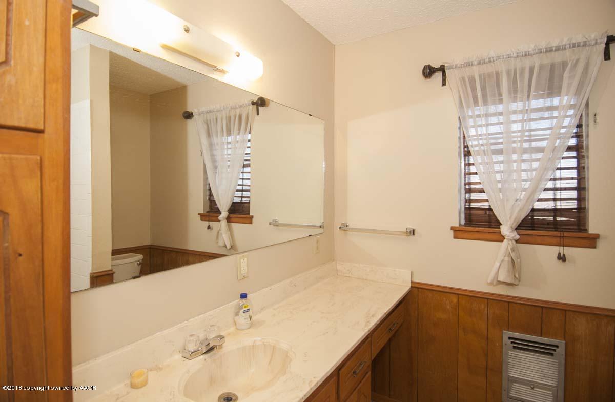 2821 Porter Drive Amarillo, TX 79110 - Photo 25 of 32 BATHROOM 2 VIEW 1