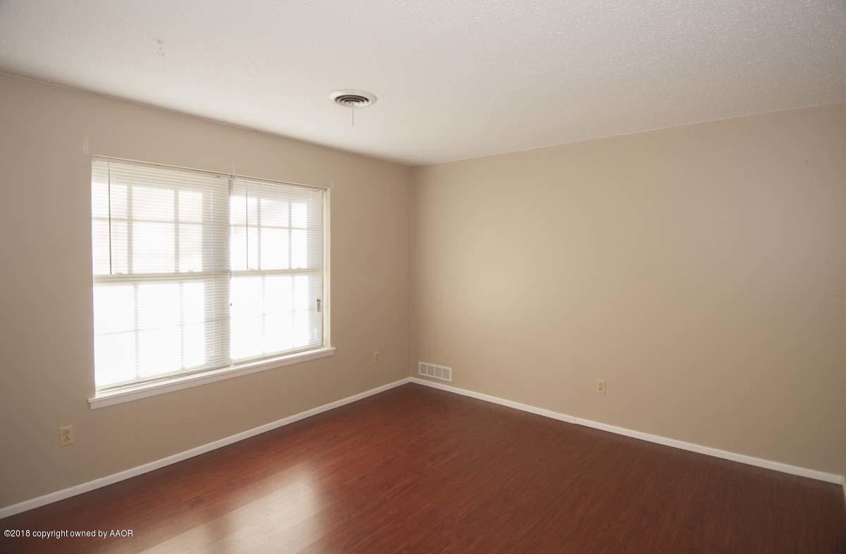 2821 Porter Drive Amarillo, TX 79110 - Photo 4 of 32 LIVING VIEW 1