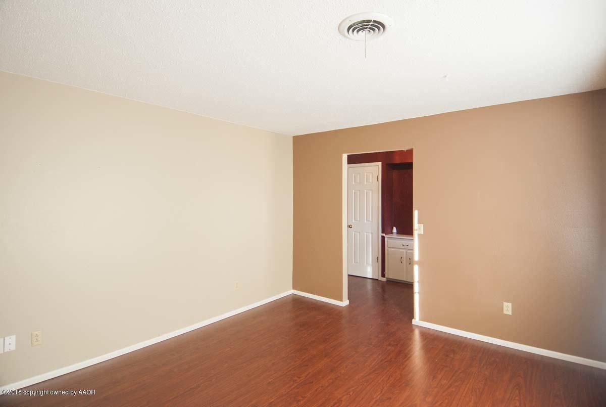 2821 Porter Drive Amarillo, TX 79110 - Photo 5 of 32 LIVING VIEW 2