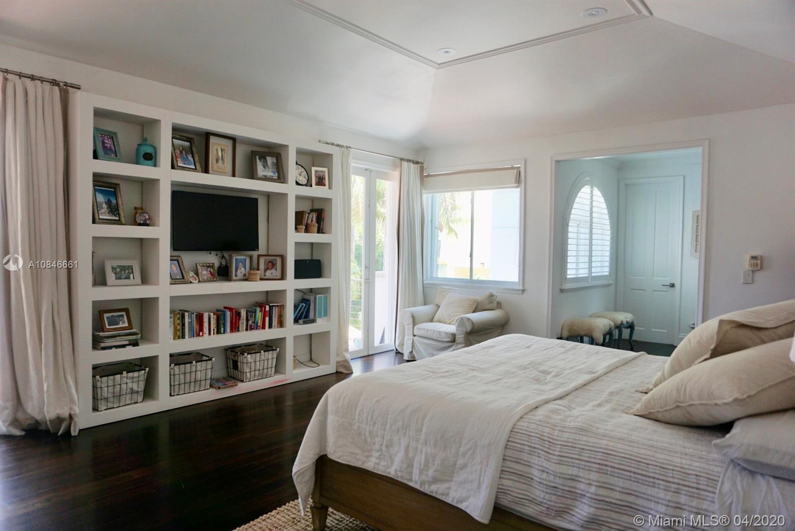 662 Woodcrest Road Key Biscayne, FL 33149 - Photo 15 of 48 Spacious Master Bedroom with sitting area