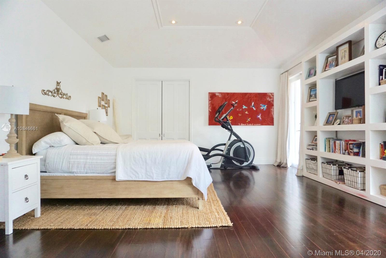 662 Woodcrest Road Key Biscayne, FL 33149 - Photo 16 of 48 Spacious and full of light Master bedroom