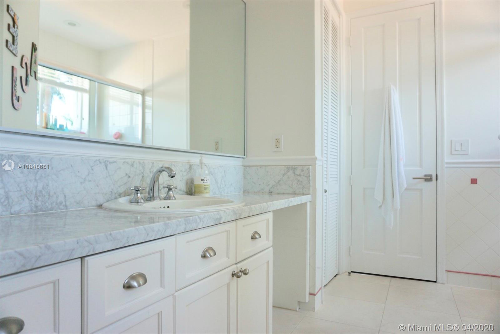 662 Woodcrest Road Key Biscayne, FL 33149 - Photo 25 of 48 Jack and Jill Bathroom