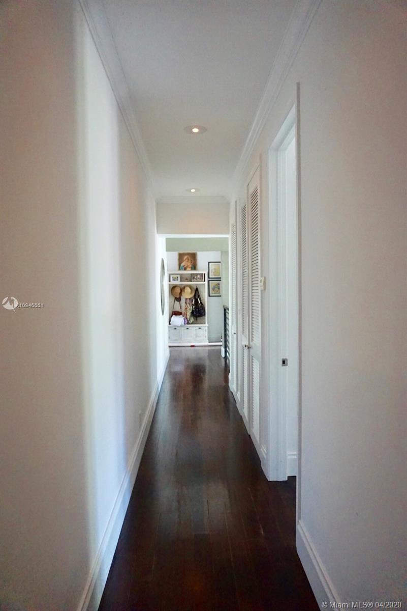 662 Woodcrest Road Key Biscayne, FL 33149 - Photo 27 of 48 Second floor hallway