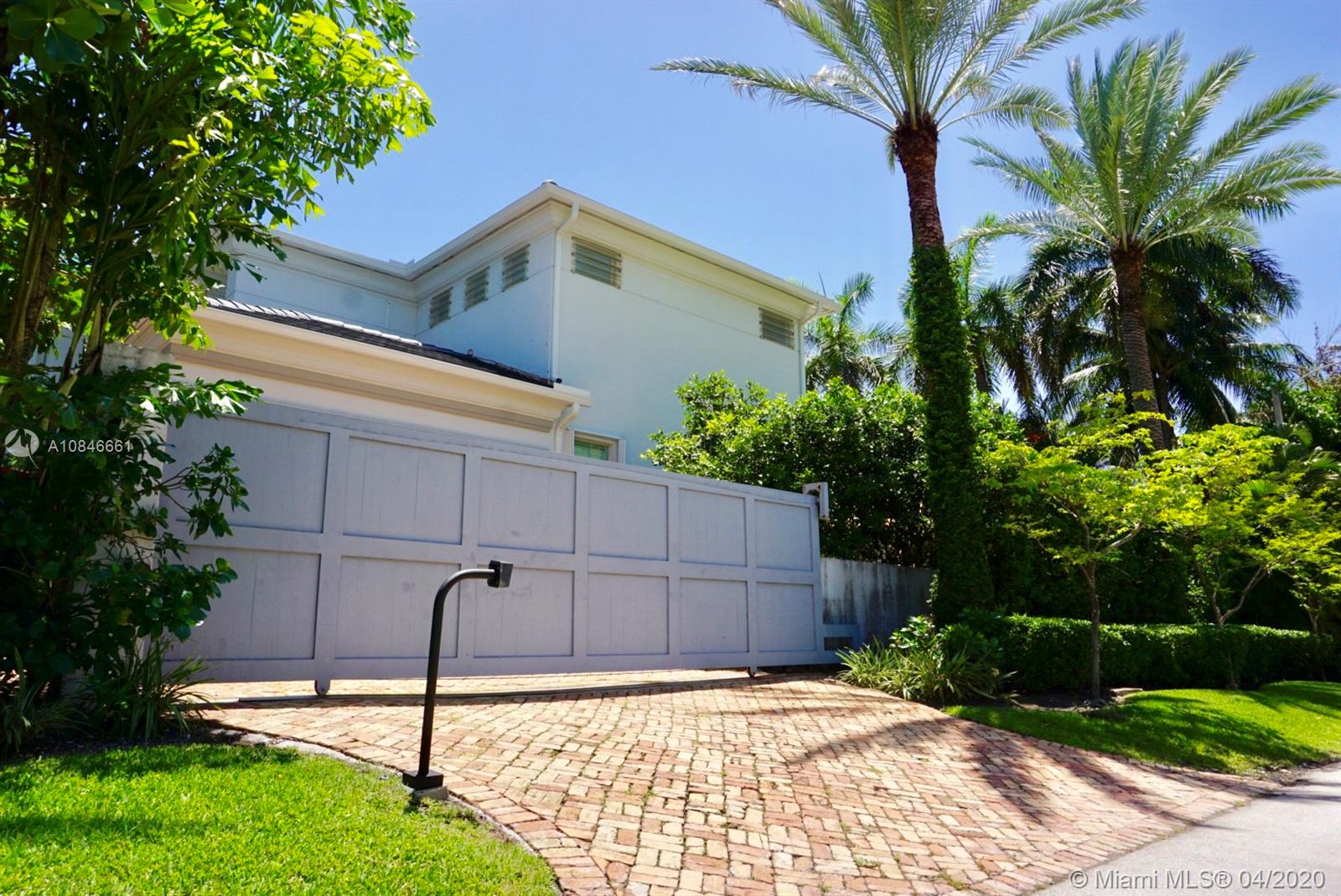 662 Woodcrest Road Key Biscayne, FL 33149 - Photo 42 of 48 Side gate car entrance