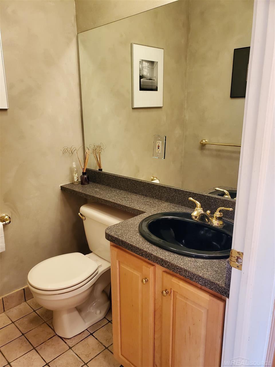 1551 Streamwood Court Rochester, MI 48307 - Photo 18 of 33 50028288-17.JPG