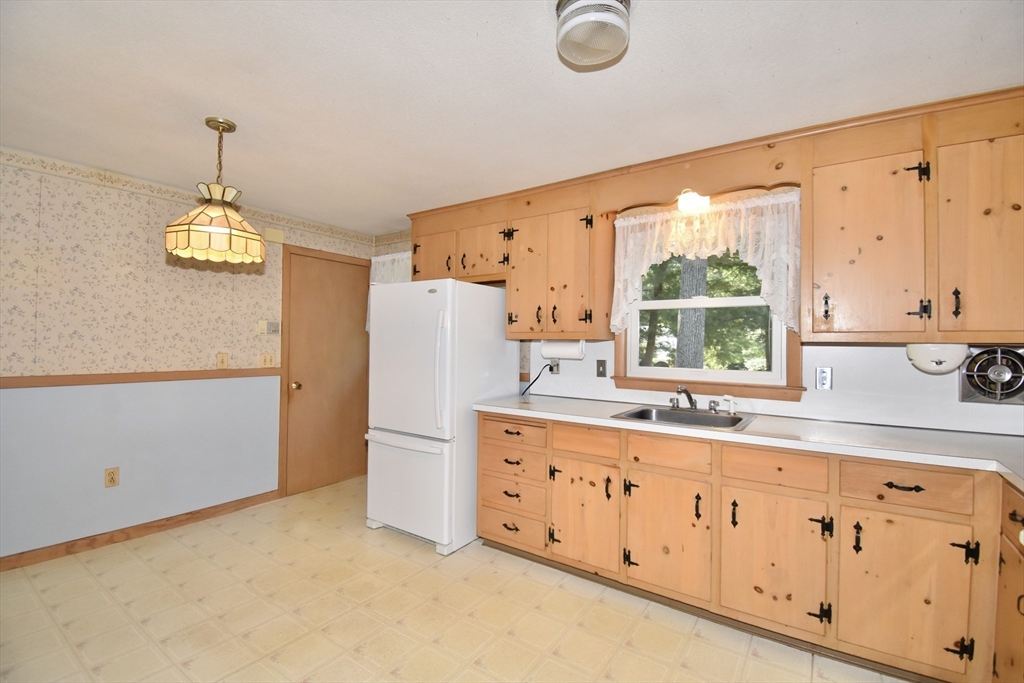 131 Endecott Street Springfield, MA 01118 - Photo 2 of 29 Gallery Image 2