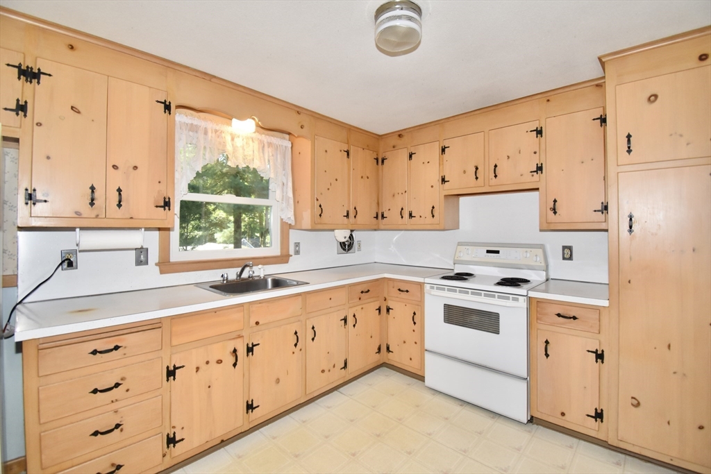 131 Endecott Street Springfield, MA 01118 - Photo 3 of 29 Gallery Image 3