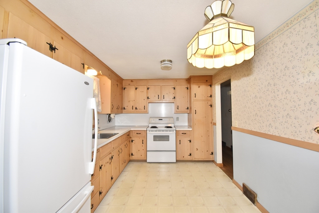 131 Endecott Street Springfield, MA 01118 - Photo 4 of 29 Gallery Image 4
