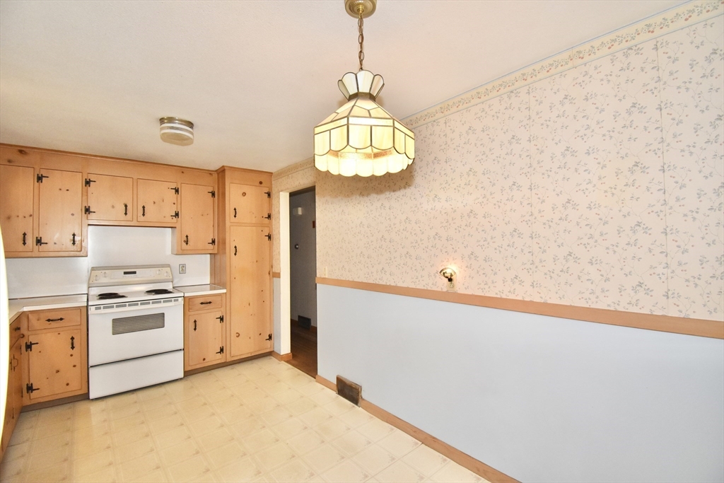 131 Endecott Street Springfield, MA 01118 - Photo 5 of 29 Gallery Image 5