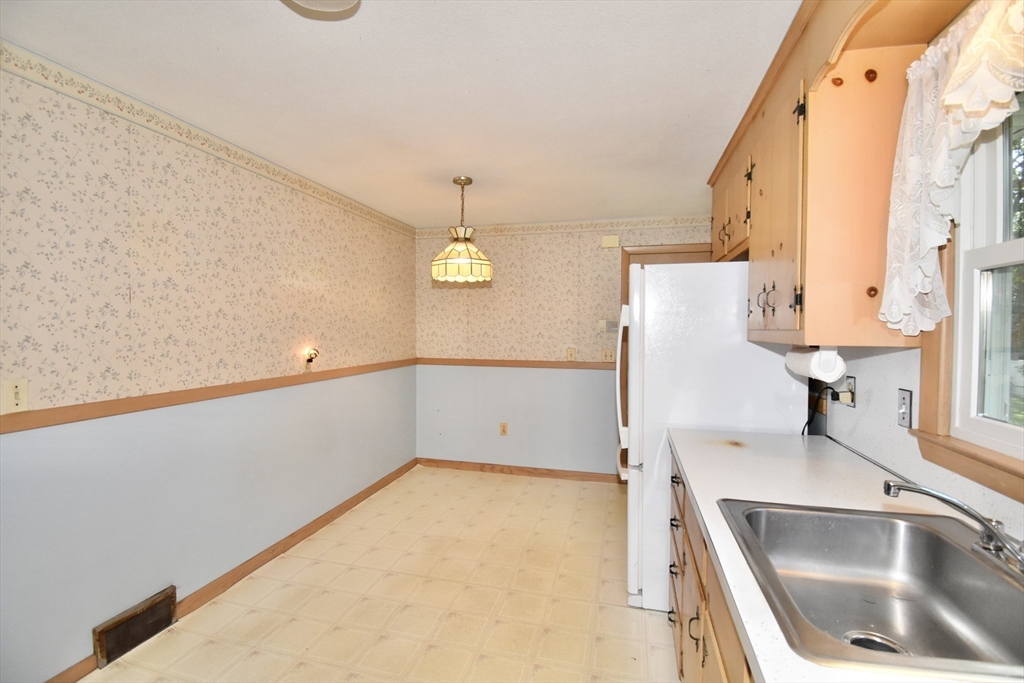 131 Endecott Street Springfield, MA 01118 - Photo 6 of 29 Gallery Image 6