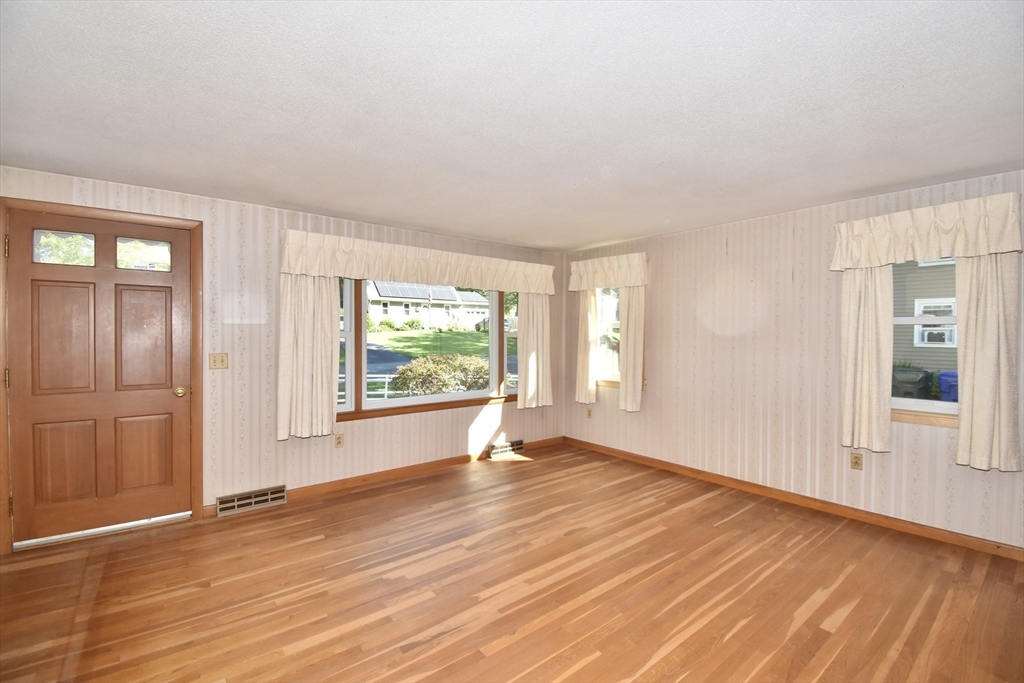 131 Endecott Street Springfield, MA 01118 - Photo 7 of 29 Gallery Image 7
