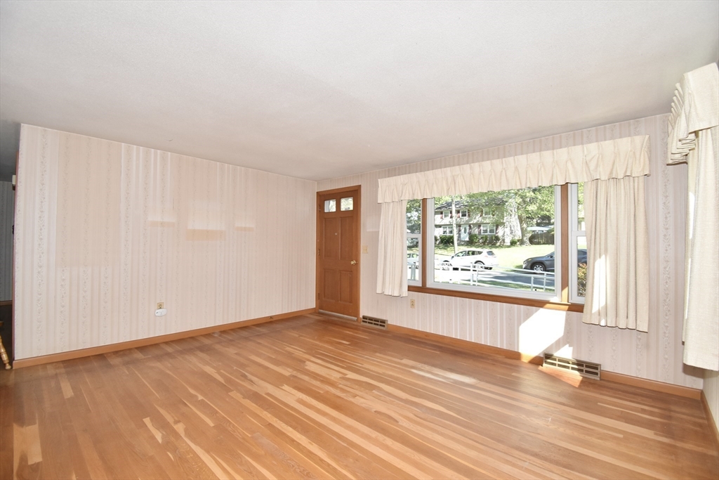 131 Endecott Street Springfield, MA 01118 - Photo 8 of 29 Gallery Image 8