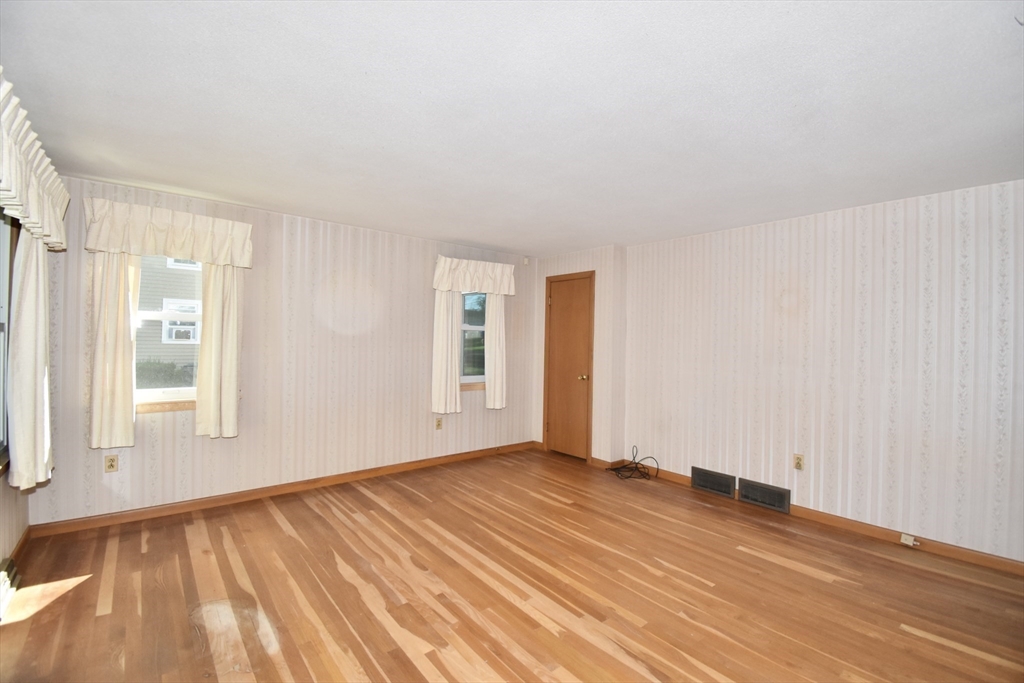 131 Endecott Street Springfield, MA 01118 - Photo 9 of 29 Gallery Image 9