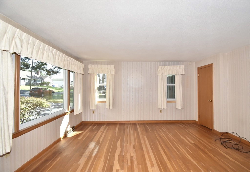 131 Endecott Street Springfield, MA 01118 - Photo 10 of 29 Gallery Image 10