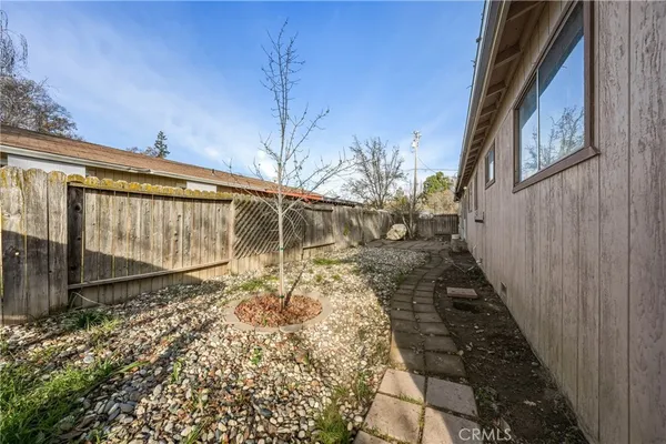 a view of a backyard with pathway