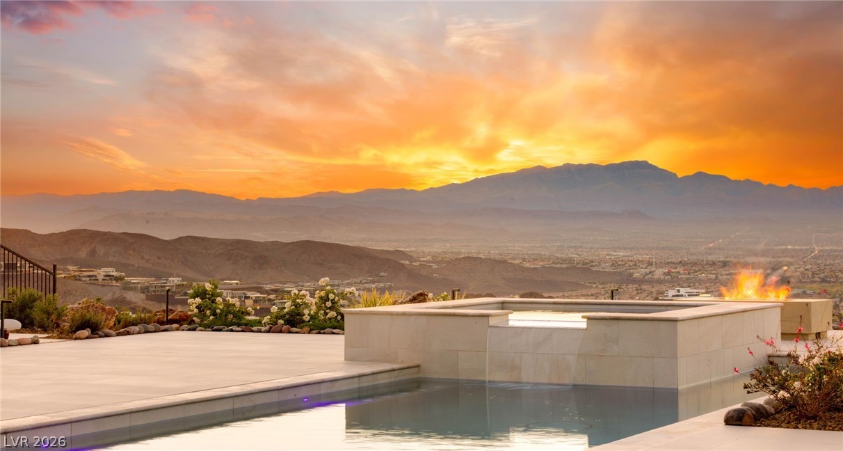 571 Overlook Rim Drive Henderson, NV 89012 - Photo 49 of 85 Integrated pool / hot tub featuring a mountain view