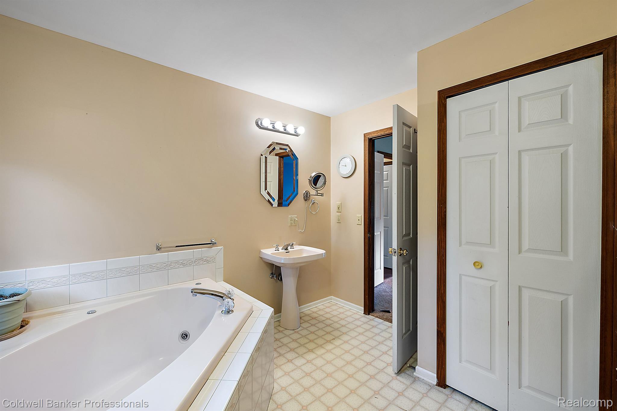 2371 North Henderson Road Davison, MI 48423 - Photo 21 of 30 Gallery Image 21