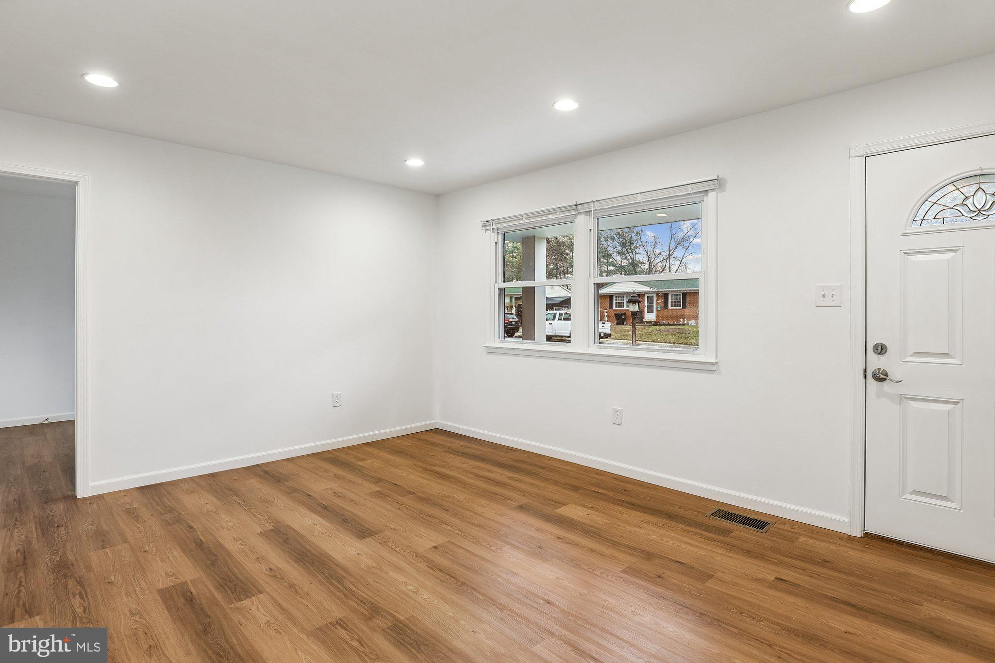 13208 Haddock Road Woodbridge, VA 22193 - Photo 7 of 19 Living Room