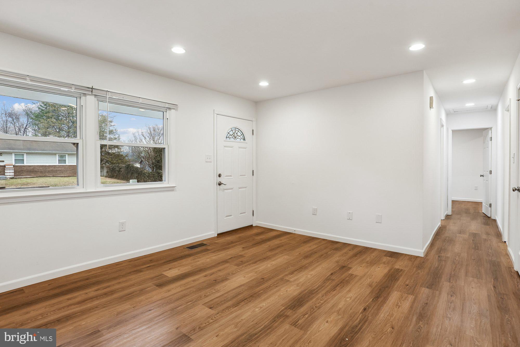 13208 Haddock Road Woodbridge, VA 22193 - Photo 8 of 19 Living Room