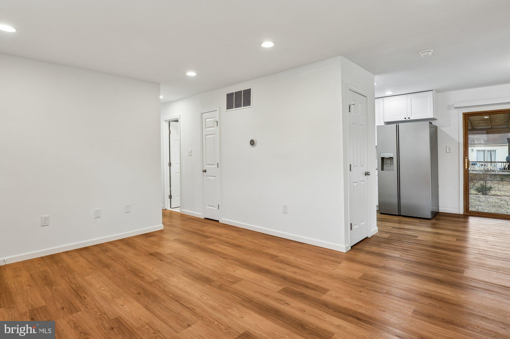 13208 Haddock Road Woodbridge, VA 22193 - Photo 9 of 19 Living Room