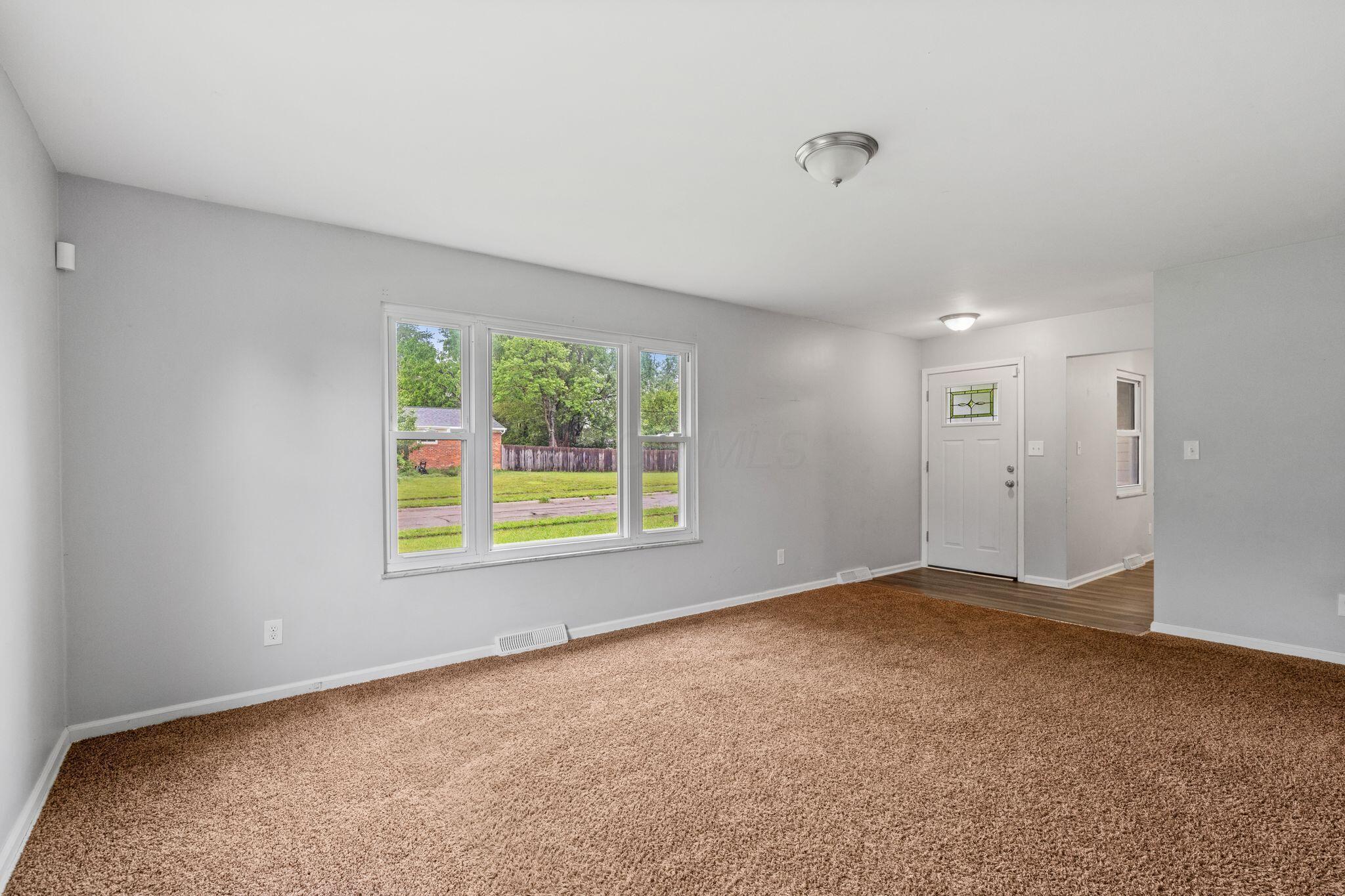909 Hillery Road Columbus, OH 43229 - Photo 4 of 40 Living