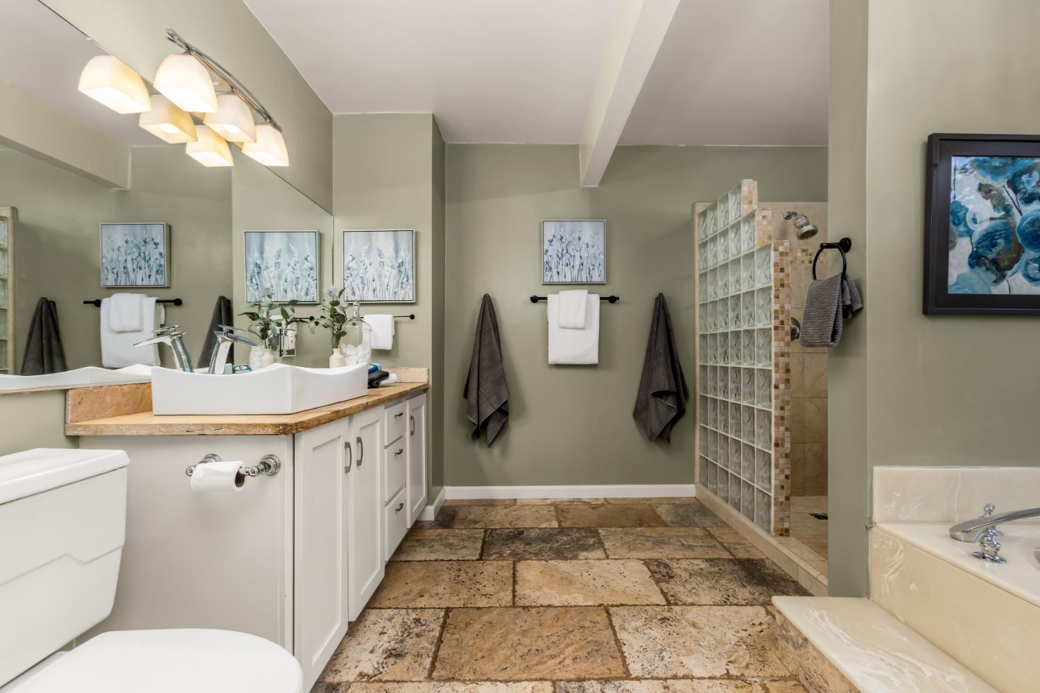 17082 Alioto Drive Grass Valley, CA 95949 - Photo 21 of 42 Walk in shower and jetted tub