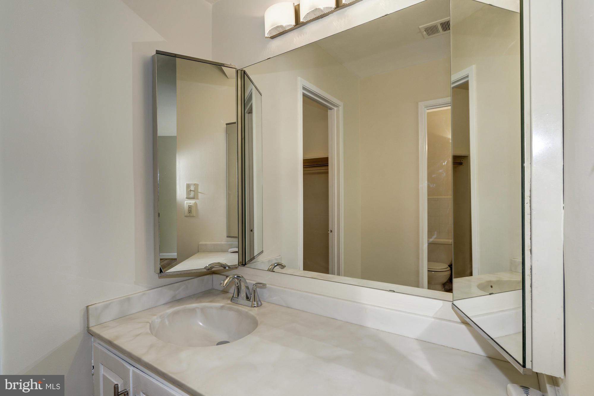 8183 Inverness Ridge Road Potomac, MD 20854 - Photo 14 of 27 Bath (Master)
