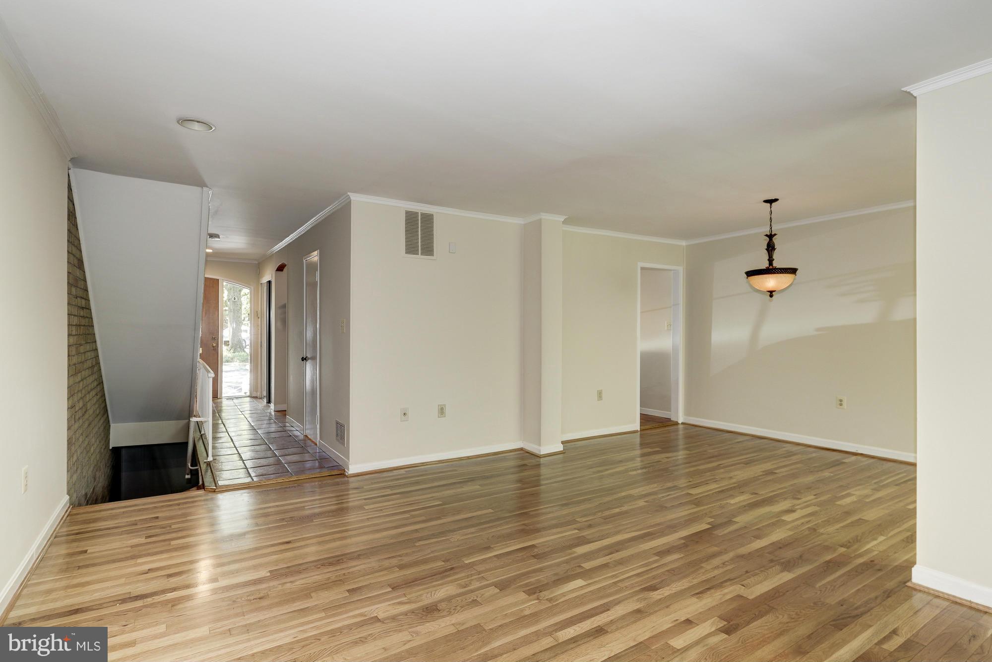 8183 Inverness Ridge Road Potomac, MD 20854 - Photo 6 of 27 Living Room