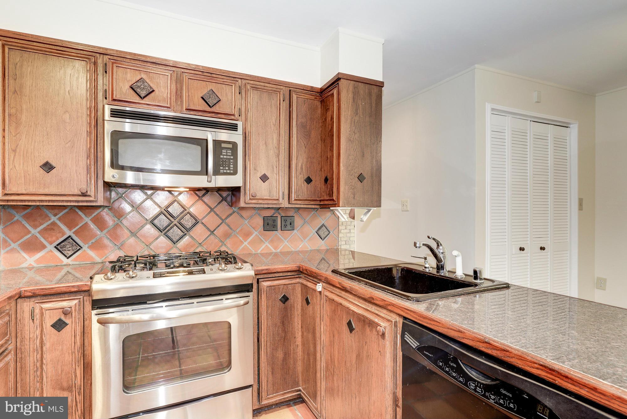 8183 Inverness Ridge Road Potomac, MD 20854 - Photo 10 of 27 Kitchen